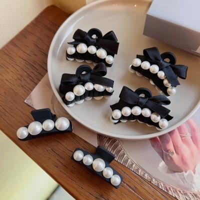 China 2023 Hair Clip Hair Claw Sling New Design Pearl Hair Claw Hold Fancy Matte Plastic Small Hair Claw for sale