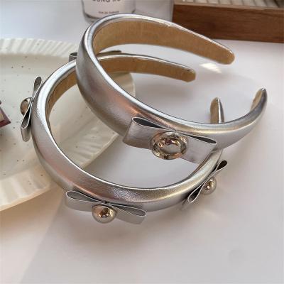 China Soft Niche French Silver Non-slip Leather Design Bowtie Pearl Nail Fashion Headband High Cranial Top Personality Pressure Hair Band for sale