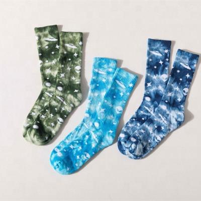 China Fashional adult cotton thongs hot sale fashion colorful unisex starry sky tie-dye cool street style crew socks for sale