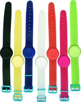 Chine Les bracelets colorés de PVC Waferproof RFID, enfoncent des bracelets de 13.56m Mifare RFID à vendre