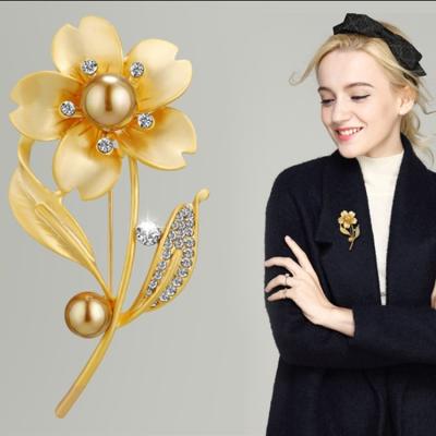 China Fashion Wholesale Korean Designers Pearl Rhinestone Brooches Women's Pins Popular Flower Brooch for sale