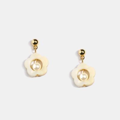 China Decoration Factory Wholesale Sweet Flower Acrylic Shell Earrings Flower Pearl Stud Earrings for sale