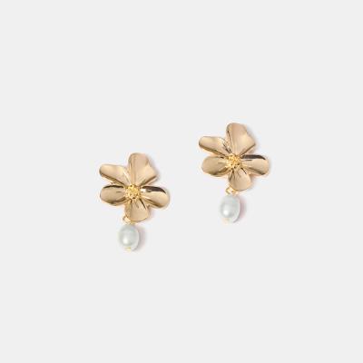 China Wholesale 925 Silver Flower Earrings Metal Decoration Freshwater Needle Pearl Stud Earrings For Women for sale