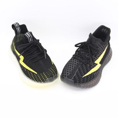 China Lightweight Kids Style Casual Walking Fashionable Sports Shoes Boys Girls Yeezy Shoes for sale