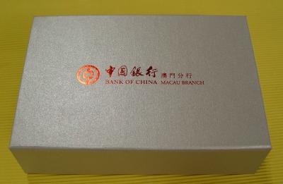 China Caja de papel de embalaje de la ropa del regalo con la impresión del logotipo en venta