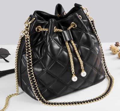 China Fashion Quilted Genuine Leather Lady Bucket Handbags With Strip Wholesale Customized Shoulder Bags For Women for sale