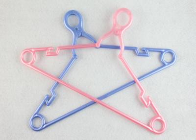 China Flexibele Plastic Tubulaire Hangers, het Roze/Witte Plastic Gebruik van het Kleerhangershuishouden Te koop