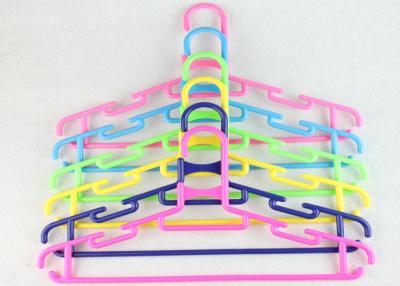 China Slanke Plastic Kleerhangers in Bulk Multikledingstukhangers voor Detailhandels Te koop