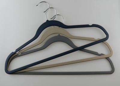 China Slanke Zwarte Plastic De Misstapweerstand van Kleerhangers Bulk Rubber Met een laag bedekte Kleerhangers Te koop