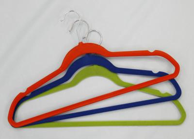 China Mooie Fluweel Behandelde Kleerhangers, de Rode/Zwarte Hangers van de Fluweelrok Te koop