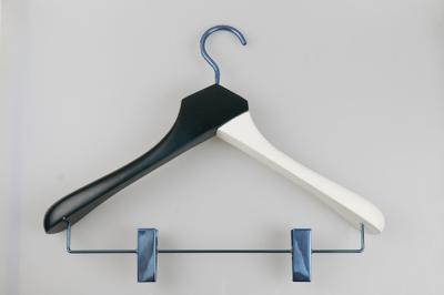 China Lotus-Laag Houten Hangers met Douaneembleem/Gekleurde Kleerhangers Te koop