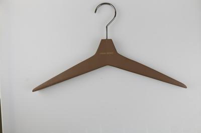 China De Donkere Houten Kleerhangers van de manierboutique met Douaneembleem Te koop