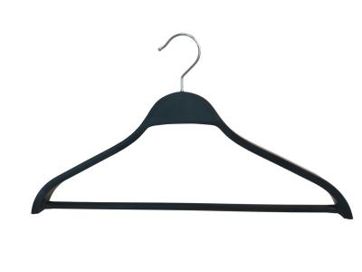 China Antislip Zwarte ABS Plastic Kleerhangers met Chrome-Multifunctionele Haak Te koop