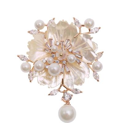 China Jewelry Korean Pearl Fashion Version Bodice Temperament Gold Ladies Suit Natural Shell Flower Brooch Dress Accessories for sale