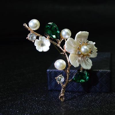 China Western Fashion Trendy Shell And Pearl Flower Brooches For Women Fashion Pin Red Crystal Brooch Wedding Elegant Jewelry for sale