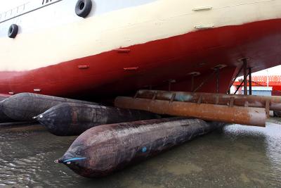 China Barco de seguridad que lanza bolsas de aire marinas inflables de goma negra 3-24m en venta