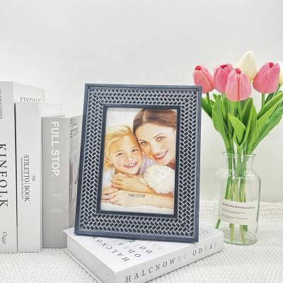 China Fashionable 8x10 wholesale plastic picture frames with stand gold photo frame for home decor picture frame quadros light decorativos for sale