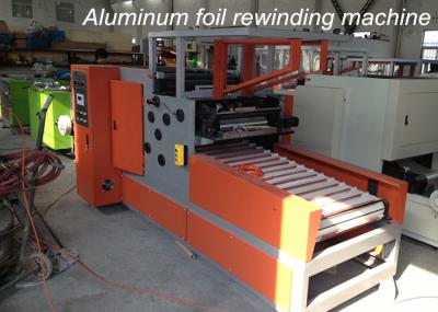 China Metallrollenrückspulenmaschinen-Wegwerfaluminiumfolie-Rollenausschnitt-/-c$rückspulenmaschine zu verkaufen