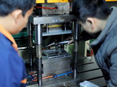 China Professioneller Aluminiumfolie-Behälter-Presse-Formstahl S50C für Nahrung zu verkaufen