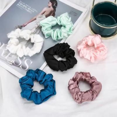 China 60 el llano de lujo de seda de Scrunchies 3.5cm del satén de gran tamaño del paquete teñió en venta