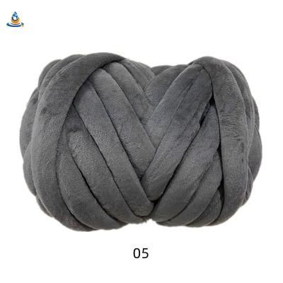 China 1000g Polyester Bulky Hollow Yarn Anti-pilling Velvet Tube Soft Fluffy Yarn For DIY Bed Blanket Fence for sale