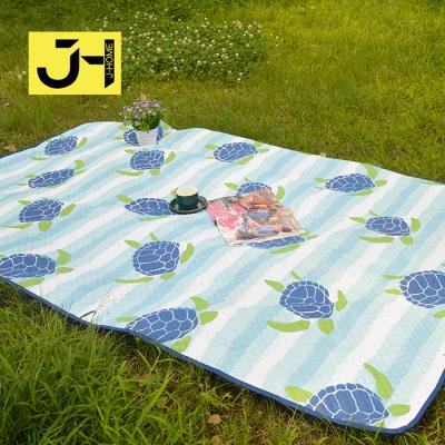 China Large Outdoor Quilting Foldable Waterproof Aluminum Foil Picnic Blanket for sale