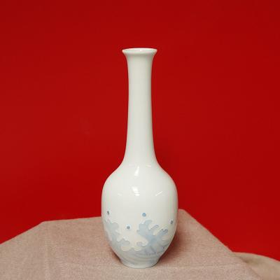 China Durable High Quality Creative Blue And White Flower Design Vase 2.5 Diameter 2.5 Cm High White Long Neck Porcelain Flower Pot Vase 19cm for sale