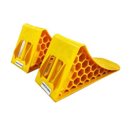 China Hot Sale Plastic Tire Stopper Factory Road Construction Equipment Truck Wheel Chock Plastic Stabilizer Block Te koop