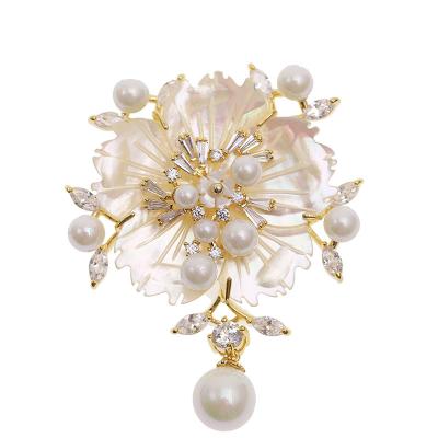 China YST New Fashion Gold Pearl Brooch Temperament Ladies Suit Cute Korean Dress Accessories Natural Shell Flower Brooch for sale