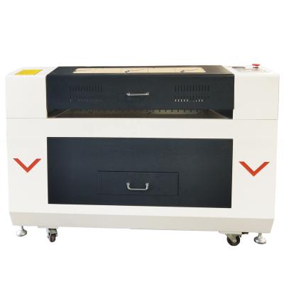 China 6090 CNC CO2-lasersnijgraveringsmachine met meerassig transmissiesysteem Te koop