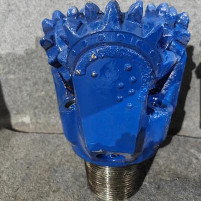 China Acero al carbono Tricone Roca de tres trozos de cono de rodillo trozos de roca de perforación de pozos de agua Industrias de la construcción en venta