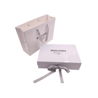 China Packaging 2021, Clamshell Paper Materials New Product Gift Paper Box Recycled Gift Box With Handle Bag for sale