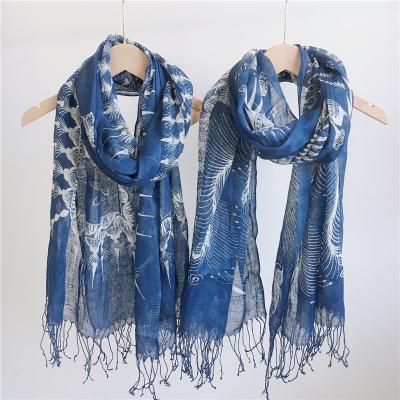 China Manufacturer plain linen dyed wholesale bestselling link dyed blue batik dye tassel hijab sunscreen female gradient scarves for sale