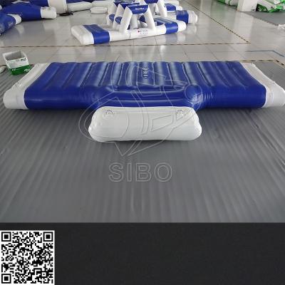 China El agua inflable del Pvc del blanco azul parquea el juego T - estera para la diversión del patio del agua en venta