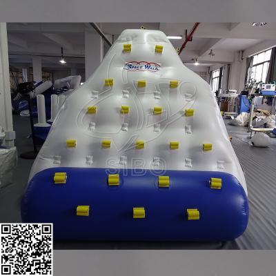 China El agua inflable de la lona del PVC parquea la montaña de la escalada para el juego del parque del agua en venta