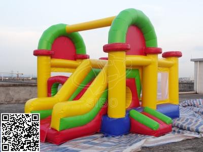 China La casa inflable de la despedida de la lona colorida del PVC con la diapositiva embroma el castillo de la gorila en venta