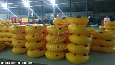 Chine Les parcs aquatiques gonflables jaunes durables ont adapté l'anneau aux besoins du client gonflable de bain avec la poignée à vendre