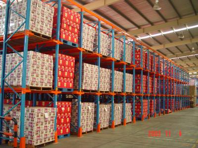 China Aço inoxidável Drive In Pallet Racking Economização de espaço Racks de empilhamento industrial e prateleiras à venda