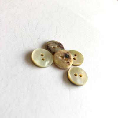 China Viable Manufactures Shell Button Agoya Shell Buttons 18 L Two Hole Sewing Type For T Shirt for sale