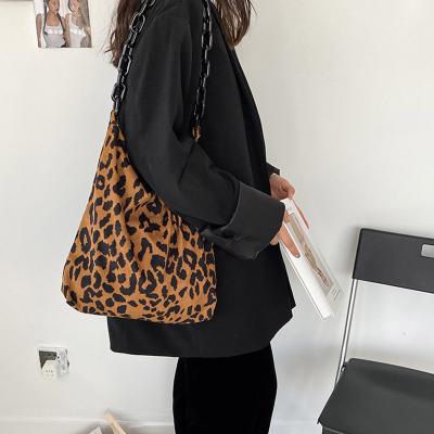 China Large Capacity Lady Shoulder Bag Chains HandleBags Shopping Girls Acrylic Packaging Vintage Leopard Tote Bag Women Winter Corduroy for sale