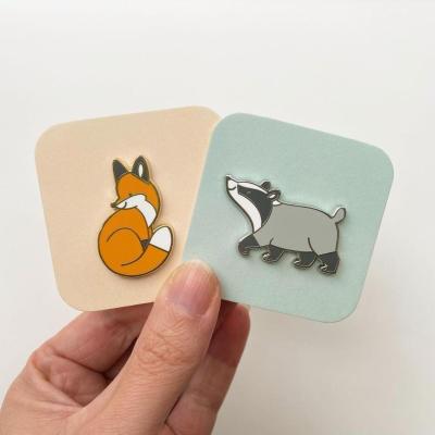 China Small Quantity Worldwide Custom Brooch Kunshan Animal Fox Shaped Metal Enamel Soft Back Pin With Free Back Cards for sale