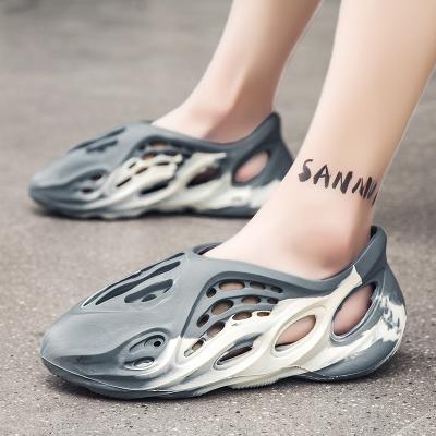 China Flat 2022 Breathable Yeezy Runners Yeezy Foam Men Summer Lightweight Sandals Slippers Yezzy Beach Sandals for sale