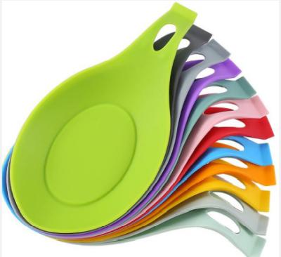 China Kitchen Sustainable Practical Pad For Setting Perforated Silicone Spoon With Handle for sale