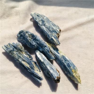 China Good Quality Mineral Rough Kyanite Gemstone Raw Crystal From China Gemstone Mineral for sale