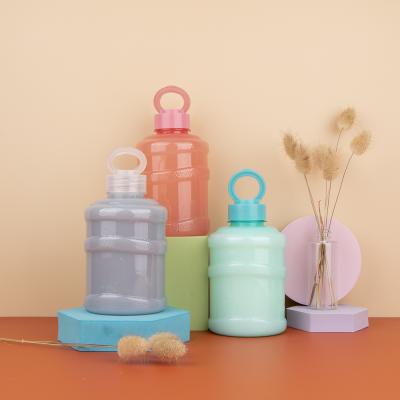 China Disposable Household Products Beverage Water Bottle Plastic Juice Milk Tea Bottle With Handle for sale