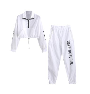 China Breathable Letter Graphic Front Pocket Windbreaker Two Piece Female Gym Wear Set for sale