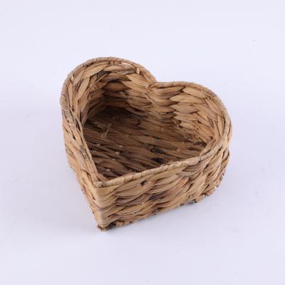 China Heart Shaped Straw Storage Basket Oval Kitchen Bread Basket for sale