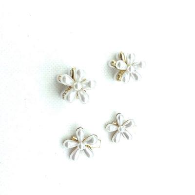 China Popular Fashion Alligator Side Bang Barrette Hair Pin Gold Daisy Hair Claw Pearl Flower Hair Claw Clip For Girls for sale