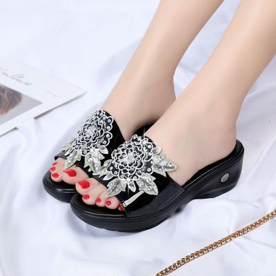 China The MOQ of light women thick soled sandals of 1 pair of start .new women shoes. fashionable and popular women's shoes.slope heel slippers for sale