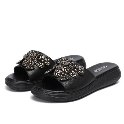 China Fashion trend casual slippers MOQ from latest soft bottom 1 pair start. Fashion Non-slip Rhinestone Women's Slippers Upper Slippers for sale